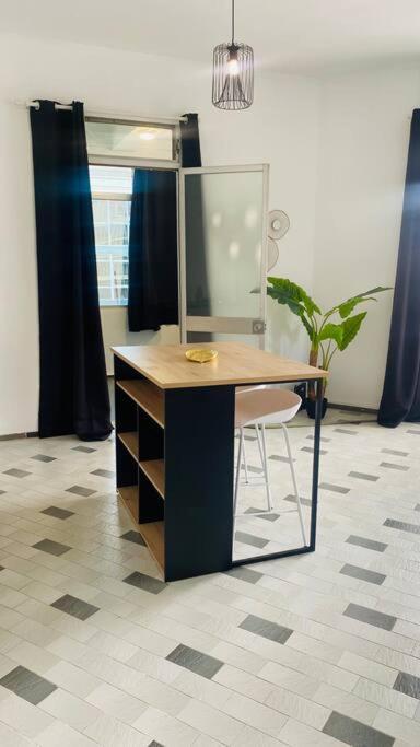 Urban Zen Appart Spacieux Studio Atypique Avec Bain A Remous Proche De Tout ปวงต์-ตา-ปิตร์ ภายนอก รูปภาพ