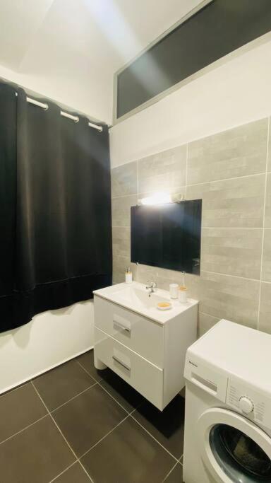 Urban Zen Appart Spacieux Studio Atypique Avec Bain A Remous Proche De Tout ปวงต์-ตา-ปิตร์ ภายนอก รูปภาพ